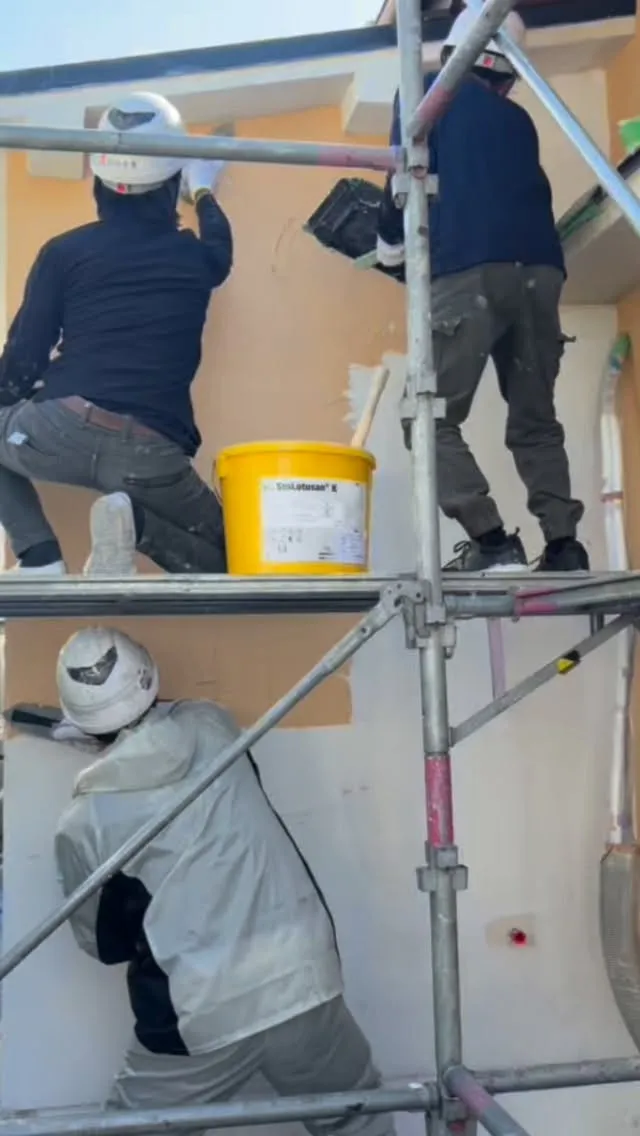 外張り断熱の最終仕上げ、「STOロータサン」を施工中。